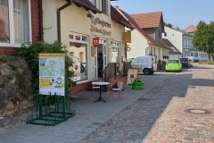 Rückseite der Ladestation "Bäckerei Scherff" in Feldberger Seenlandschaft