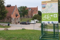 Rückseite der Ladestation "Schloss und Gut Ulrichshusen"