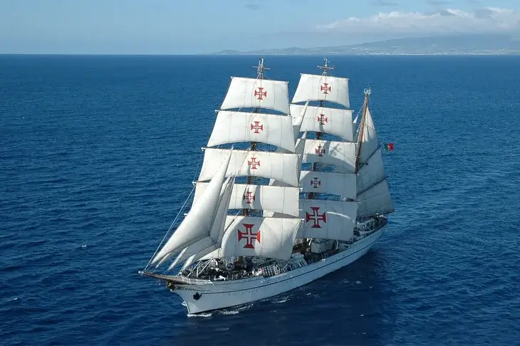 Navio Escola Sagres navegando no oceano