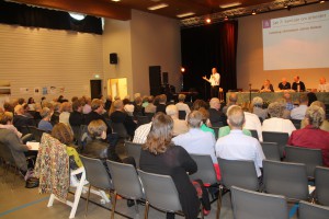 Samtalen var god og engasjerande under Sunnmøre Indremisjon sitt årsmøte 6. juni. Foto: Ragnhild Kristine Vartdal Espelund.