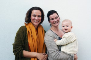 Andrea Langva Johansen og Carina Nørve med sonen Julius. Dei har saman med to andre starta facebookgruppa Refugee-welcome til Sunnmøre.