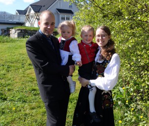 Kristin Barmala Woldsund, her saman med familien sin. Ho er gjest i dagens episode av Tru i Kvardagen - Tru i Livet.