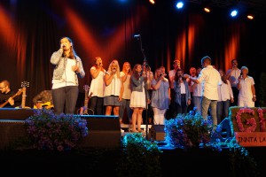 Anders Berglund dirigerte under sin siste konsert med koret Divisi, under generalforsamlinga til ImF på Borgund folkehøgskule i sommar. Foto: Ragnhild Kristine Vartdal Espelund.