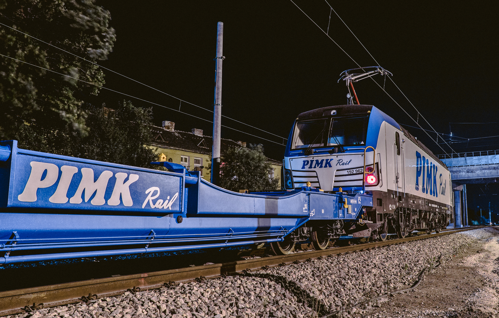 Vectron 192 962 "Kalina" at Septemvri Station, ready to depart with 18 brand new trailer flat cars