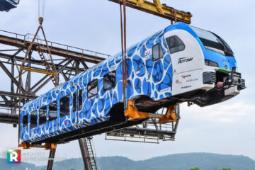 An end car is hovering on its way to the 'Induco' ship © Theo Stolz 22.06.2023 © Theo Stolz