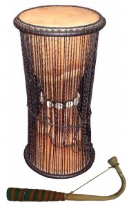 Tama, den lille talking drum stammer fra Senegal i Vestafrika. Den er monteret med et meget tyndt gedeskind i begge ender. Skindene er indbyrdes er forbundet med snore. Trommen holdes under armen og stemmes op og ned mens der spilles både med hånden og med en krum stik på det ene skind. Dondo, den store talking drum, findes bl.a. i Ghana og i Nigeria. Samme montering som Tamaen, men spilleteknikken på denne er lidt anderledes, da man kun spiller med den ene hånd og den anden trækker i snorene for at stemme yderligere. De to første talking drum er stavlimet af henholdsvis Mahogni og Bubinga, derefter afdrejet for at få en god balance. Derefter tilpasses kanten for at nedsætte friktionen mellem skind og træ. Jo mindre friktion, des flere toner kan opnås. De andre to talking drum er lavet af en stamme der er udhulet, og derefter tilpasset for mindre friktion. De tynde skind samt trommens form giver en fantastisk flot lyd og et stort tonalt register.