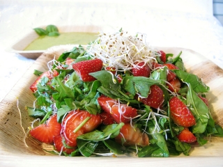 Jordbærsalat med spirer og spinat