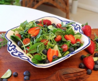 Grøn salat med jordbær