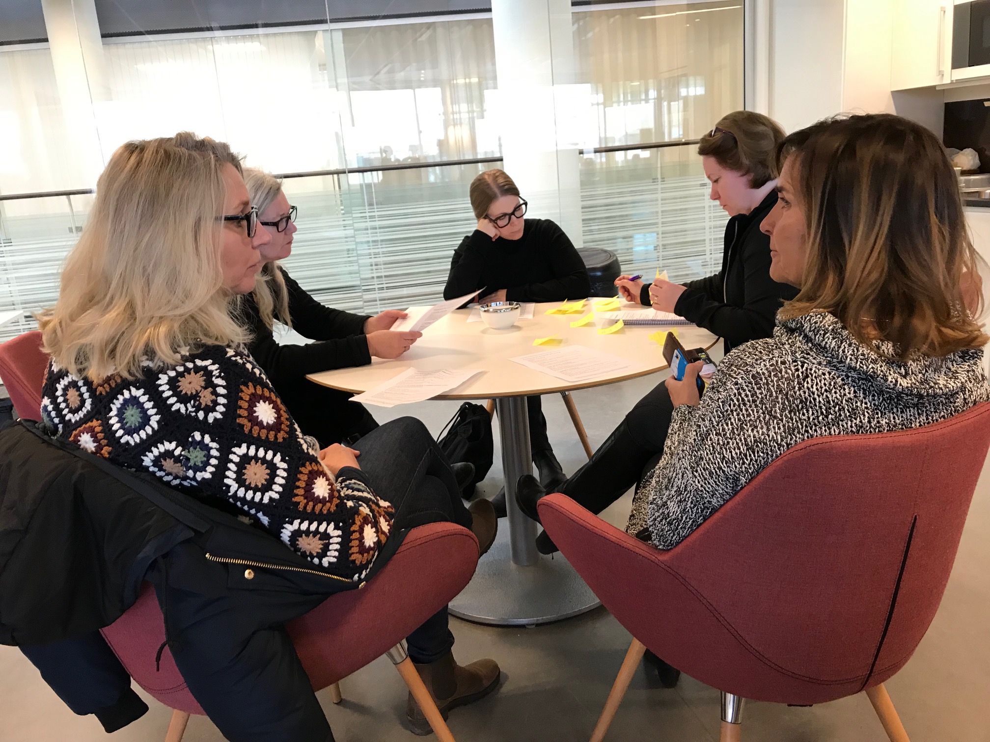 Workshopens deltagare diskuterar i grupp