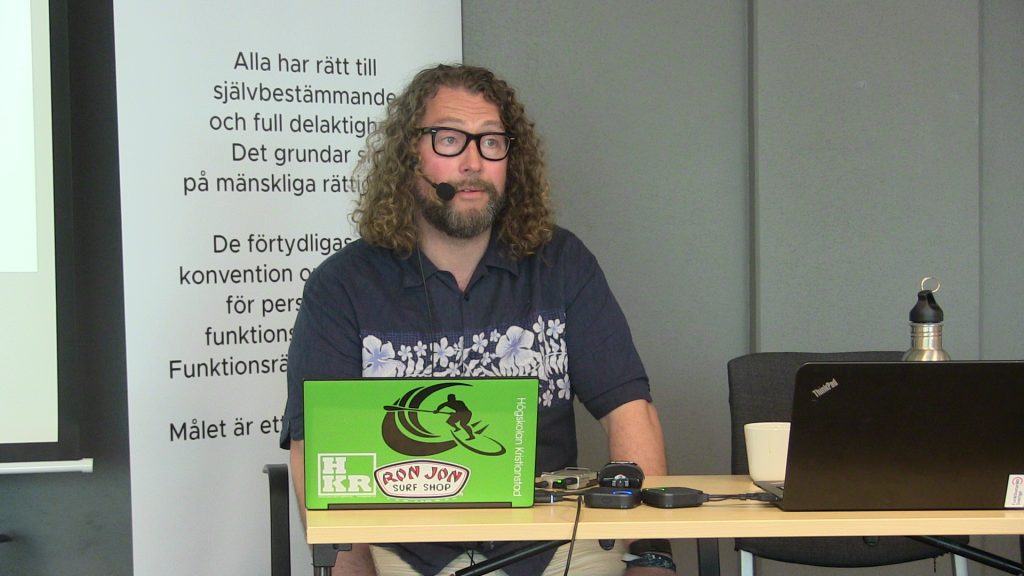 Daniel Östlund,  lektor i pedagogik,
introducerar UDL vid Funktionsrätt Sveriges öppna kongressdag. 