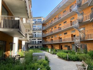 Bilden visar nya bostäder med balkonger och en innergård