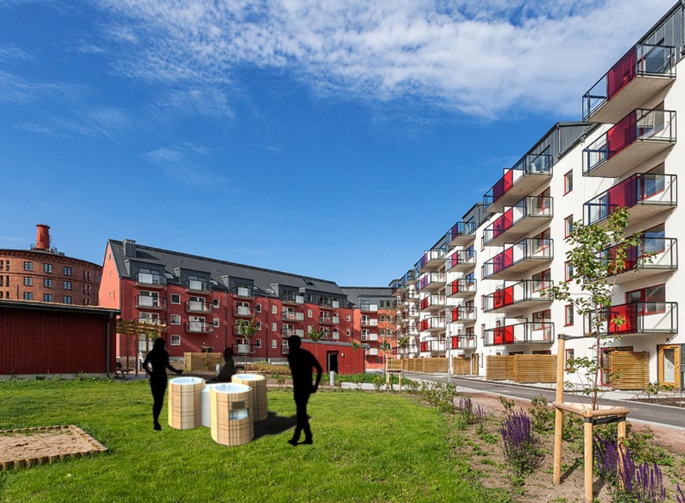 En enkel, triangelformad grillplats står uppställd på en innergård.