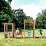 Bilden visar barn som leker i en park, i moduler som kan kombineras med varandra, men som också ger avskildhet.
