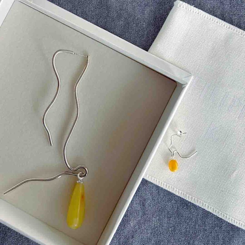 In the SS24 jewellery range, Filippa K collaborates with Skåne-based jeweller RAV by Sweden. RAV specializes in handcrafted pieces featuring unique amber stones that have washed up on the shores of southern Sweden, shaped by nature over millions of years. These organic stones are minimally polished to highlight their rich hues, and then incorporated into necklaces, earrings, belly-chains, and arm cuffs. This collaboration brings our natural past into the present day, refracted through the 90s lens of Filippa K, conveying a sense of time as an expression of feeling rather than a strict linear concept.