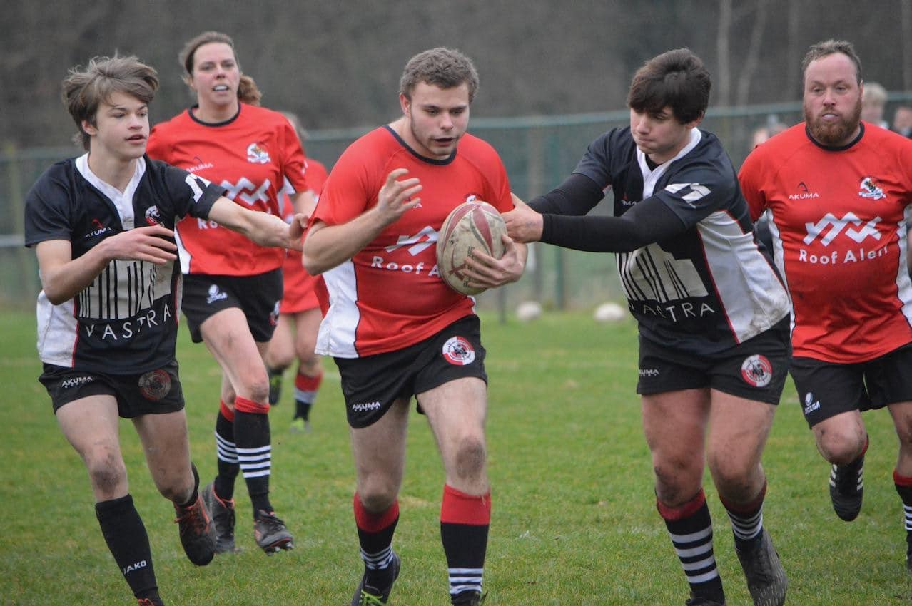 MIXAR-speler van Rugby Club Diabolos Schilde in actie met de bal tijdens een gemengde wedstrijd.