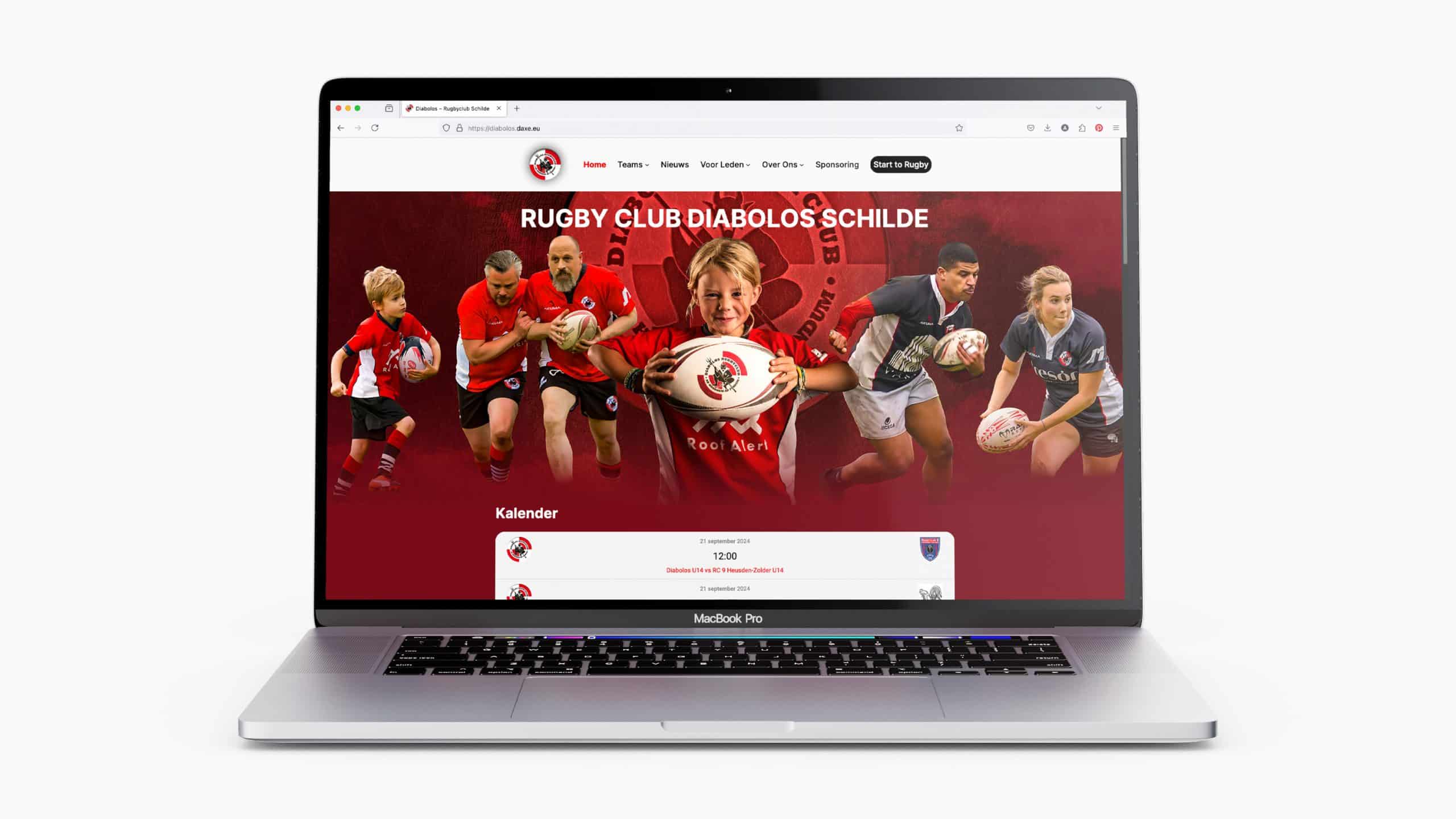 Headerafbeelding van Rugby Club Diabolos Schilde met spelers van verschillende leeftijden en geslachten in actie, terwijl ze een rugbybal vasthouden.