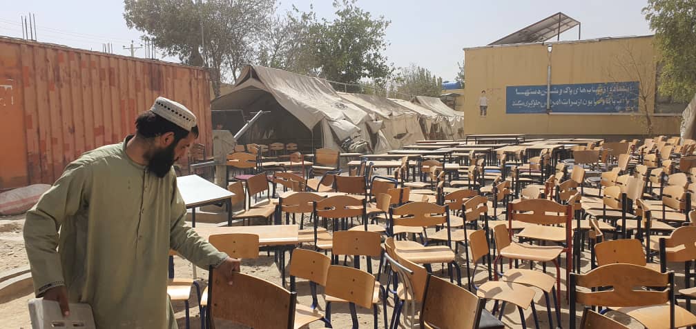 Skoleudstyr opstillet på en skole i Badghis-provinsen, sendt fra Danmark af Rebuild Aid Forening, støttet af Genbrug til Syd og implementeret med Saifrood Unity and Aid Organization.