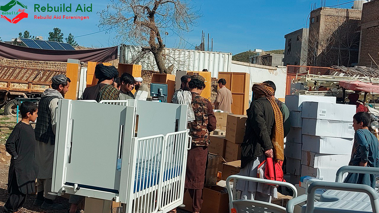 Hospitalsudstyr som senge, kørestole og krykker pakket til humanitær distribution i Afghanistan.
