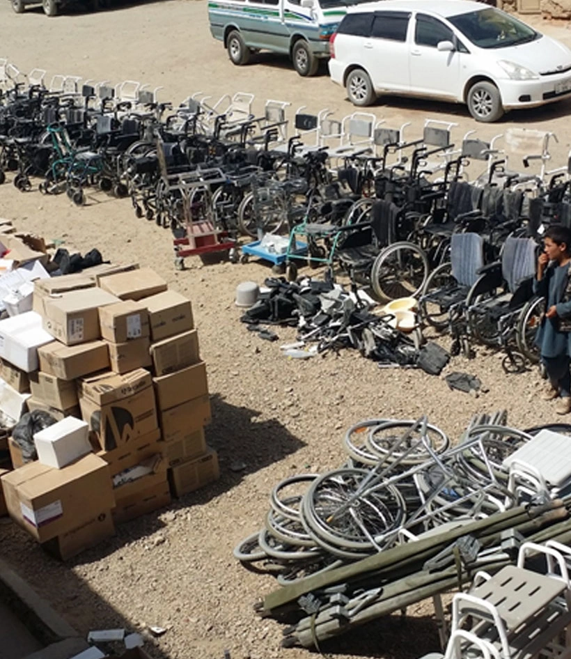 Rebuild Aid Forening sender hospitals‑ og skoleudstyr til Ghor‑provinsen i Afghanistan 27 Wheelchairs, mobility aids, and boxed medical supplies prepared for distribution in Ghor Province, Afghanistan, under a health support initiative implemented by Rebuild Aid Forening with support from Genbrug til Syd.