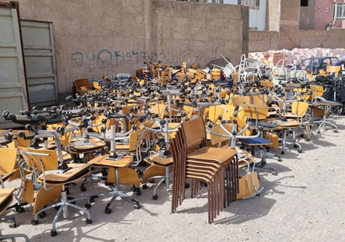 Rebuild Aid Forening sender hospitals‑ og skoleudstyr til Ghor‑provinsen i Afghanistan 26 School desks and chairs prepared for shipment as part of an in-kind education support project implemented by Rebuild Aid Forening with support from Genbrug til Syd.