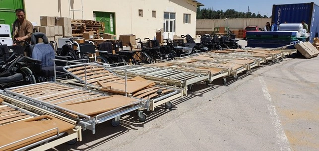 Rebuild Aid Forening sender hospitals‑ og skoleudstyr til Ghor‑provinsen i Afghanistan 28 Hospital beds and wheelchairs prepared for delivery to healthcare facilities in Badghis Province, Afghanistan, under a health support project implemented by Rebuild Aid Forening with support from Genbrug til Syd.