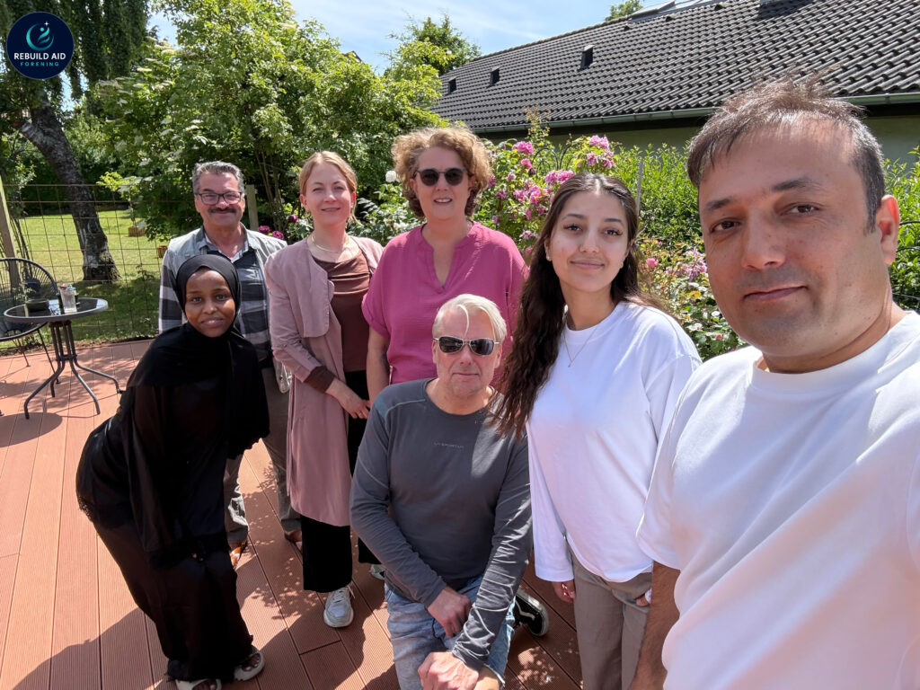 Repræsentanter fra CISU og Rebuild Aid Forening samlet under tilsynsbesøg på Rebuild Aid Forenings kontor i Aarhus med fokus på governance, økonomistyring og ansvarlig forvaltning af DERF-finansierede projekter.