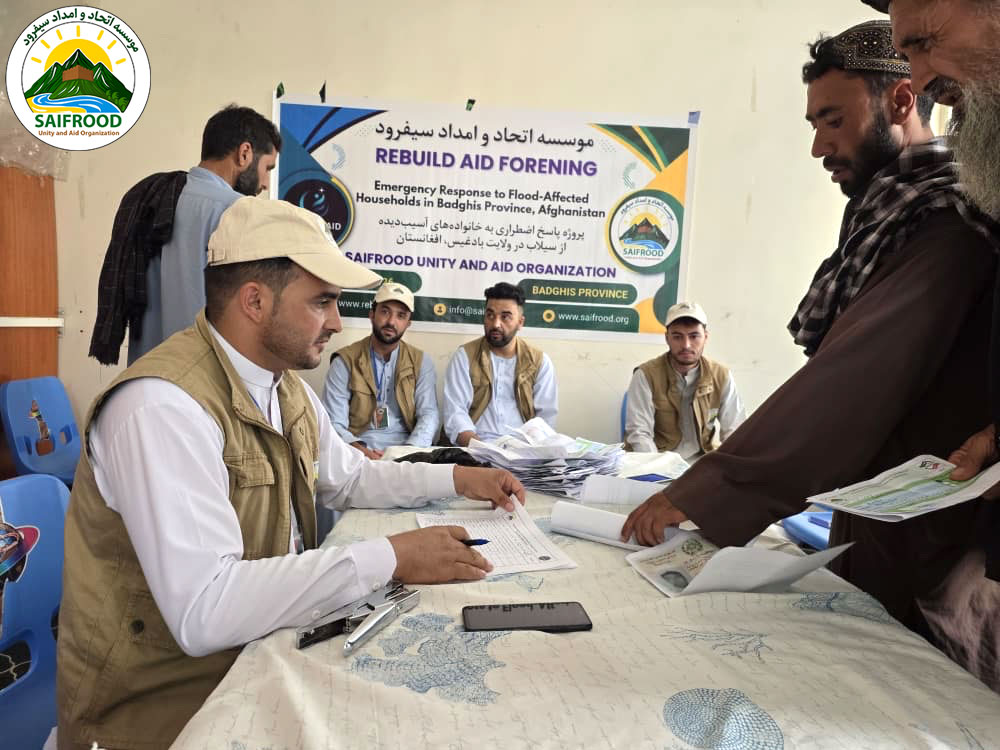 Projektpersonale forbereder udbetalingen af kontanthjælp i Badghis-provinsen.