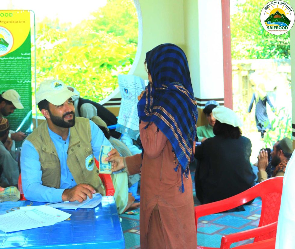 Community members and humanitarian staff participate in the emergency response programme for conflict-displaced families in Khost Province, Afghanistan.