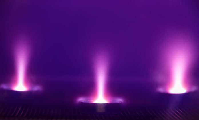 Come si supera la velocità della luce all'interno del plasma caldo