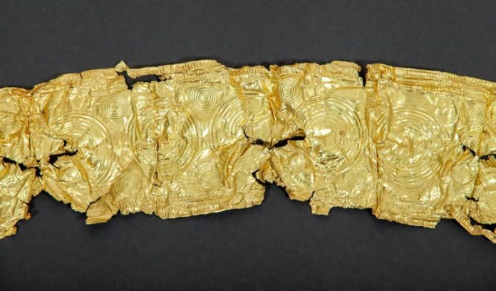 Trovata un'antica cintura d'oro con disegni 