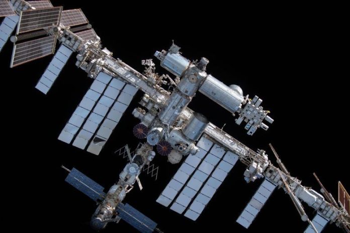 La stazione spaziale ha acceso i propulsori per evitare la spazzatura spaziale russa