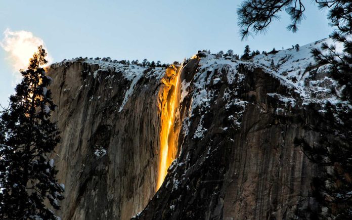 Una meravigliosa cascata nel parco Yosemite sembra una colata di lava fusa in certe condizioni di luce - video