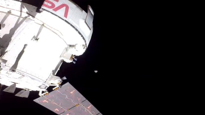 La navicella spaziale Orion riprende per la prima volta la Luna