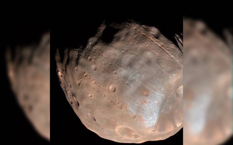 Un'immagine dettagliata delle striature superficiali su Phobos.(Credito immagine: NASA/JPL-Caltech/Università dell'Arizona)