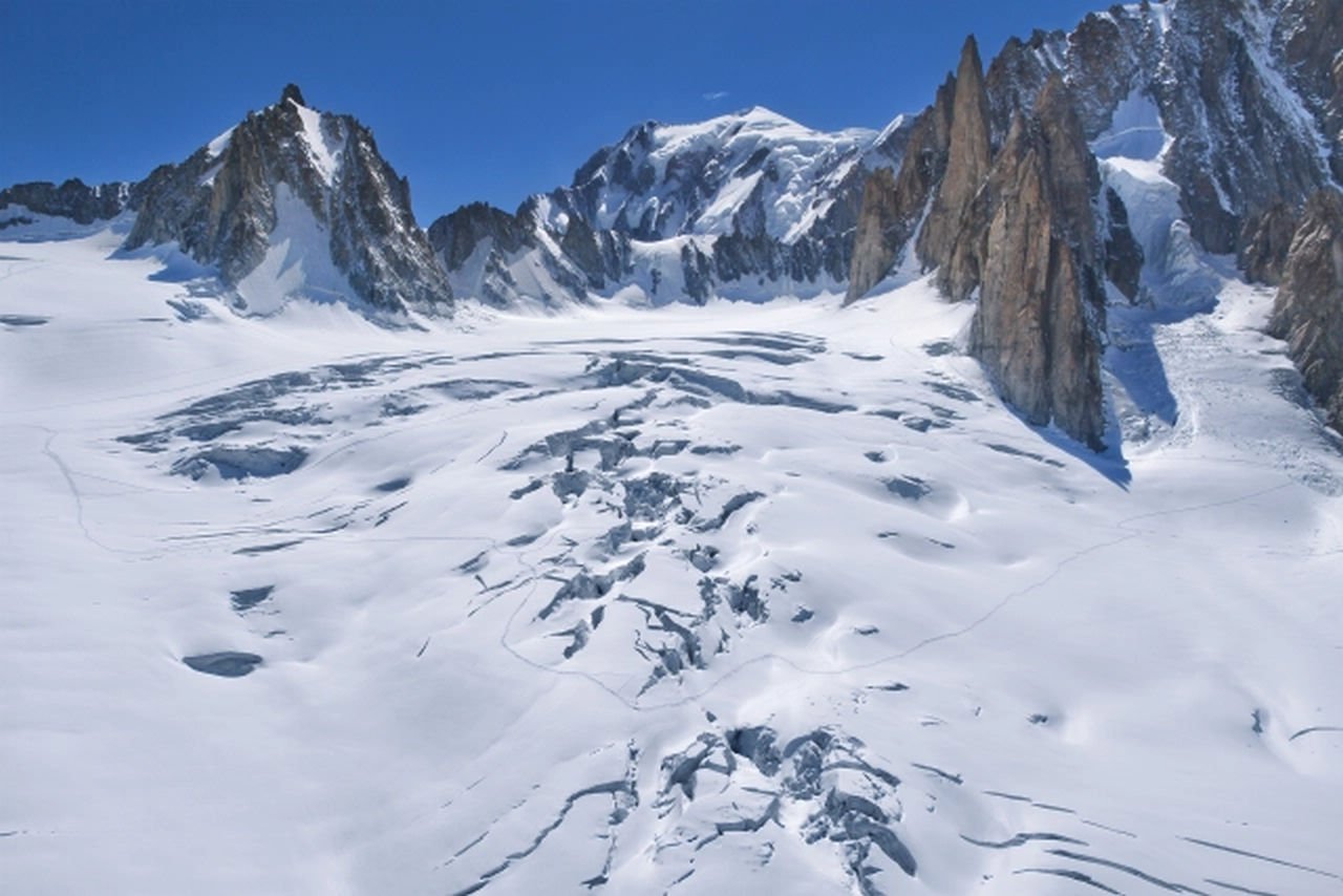 Il rapido scioglimento dei ghiacciai sta rilasciando un carico sbalorditivo di batteri sconosciuti, Snowball Earth
