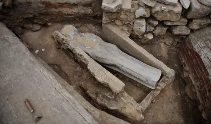 Rivelata l'identità dei due sarcofagi di Notre Dame