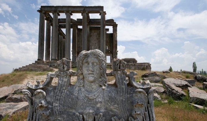 Statua completamente intatta trovata nell'antica città di Aizanoi