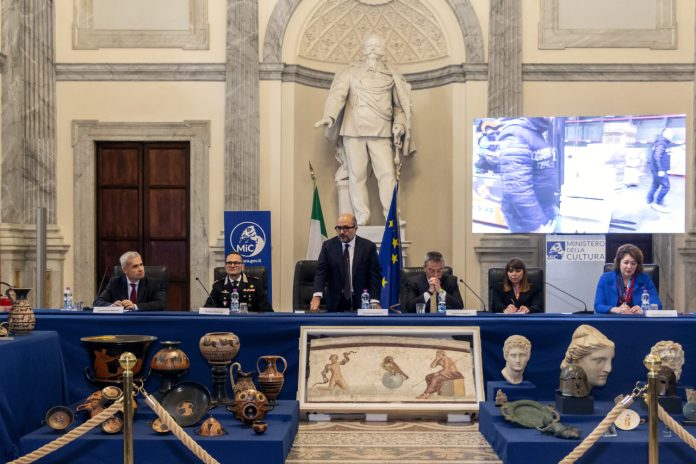 Gli Stati Uniti restituiscono all'Italia reperti archeologici rubati per un valore di 20 milioni di dollari