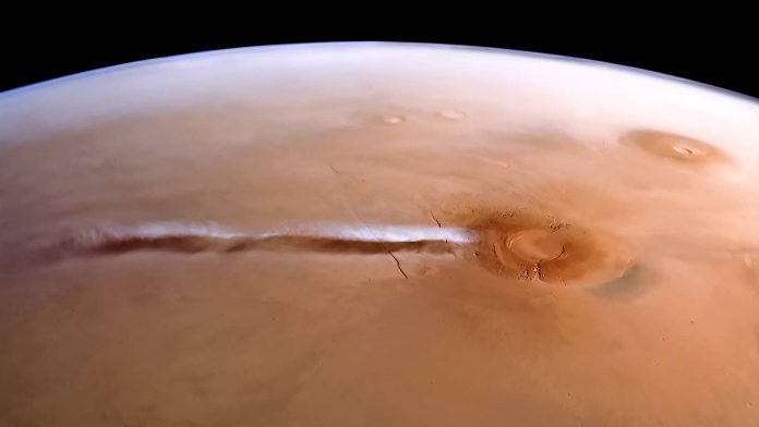 Spiegata la lunga nuvola primaverile che si forma sull'Arsia Mons su Marte