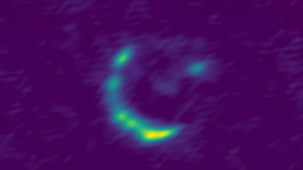 Un'immagine del radiotelescopio della galassia "invisibile" dell'universo primordiale che viene inquadrata gravitazionalmente da un altro oggetto (Image credit: Giulietti et al./SISSA)