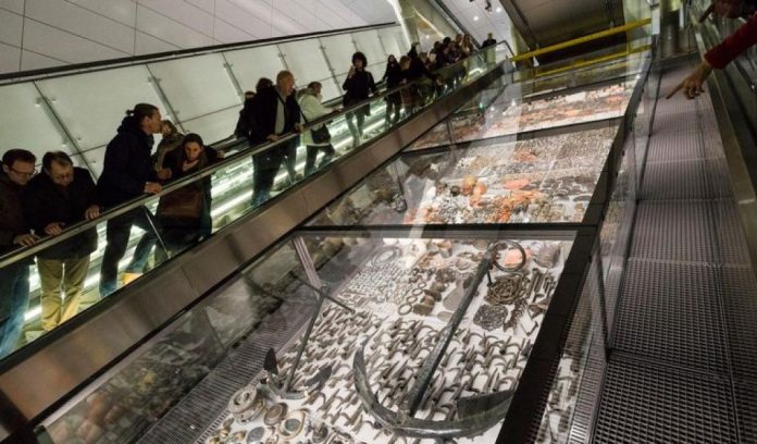 La metropolitana di Amsterdam mostra un tesoro medievale