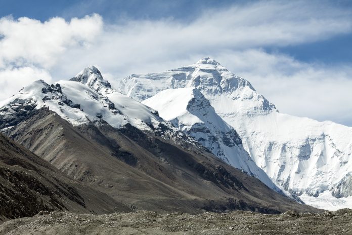 I turisti diffondono batteri e virus congelati sul monte Everest