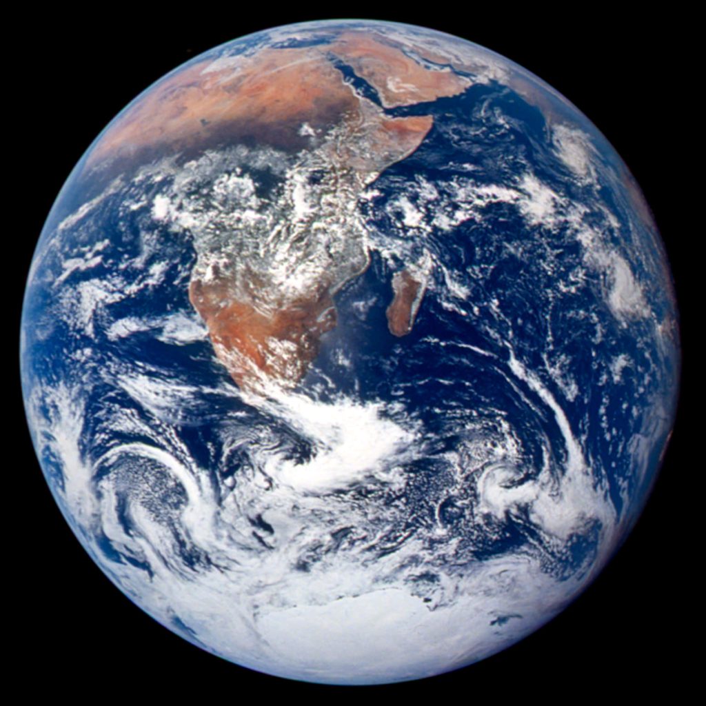 Gli emisferi meridionale e settentrionale sembrano ugualmente luminosi in questa immagine iconica della Terra, intitolata The Blue Marble, che l'equipaggio della navicella Apollo 17 ha scattato il 7 dicembre 1972. Foto: NASA
