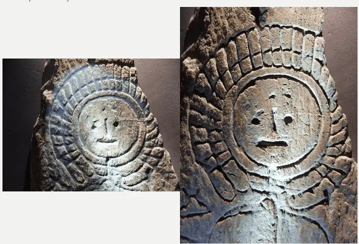 Una delle stele analizzate dai ricercatori ha come motivo centrale una figura umana. Stranamente, il volto raffigurato mostra un'espressione felice se illuminato dall'alto (a sinistra) e un'espressione infelice quando la luce proviene dal basso (a destra). Credito: Albert-Ludwigs-Universität Freiburg.
