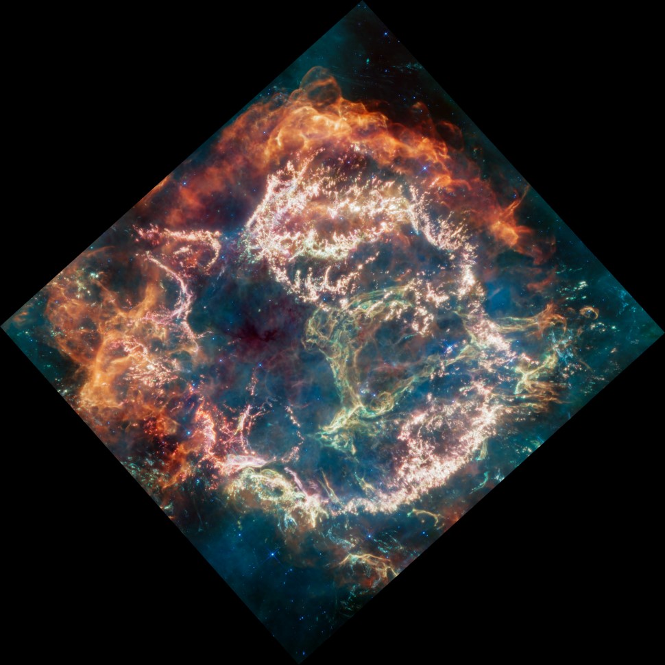 Cassiopea A (Cas A) è un residuo di supernova situato a circa 11.000 anni luce dalla Terra nella costellazione di Cassiopea. Si estende per circa 10 anni luce. Questa nuova immagine utilizza i dati del Mid-Infrared Instrument (MIRI) di Webb per rivelare Cas A sotto una nuova luce.
Crediti: NASA, ESA, CSA, DD Milisavljevic (Purdue), T. Temim (Princeton), I. De Looze (Ghent University). Elaborazione delle immagini: J. DePasquale (STScI).
