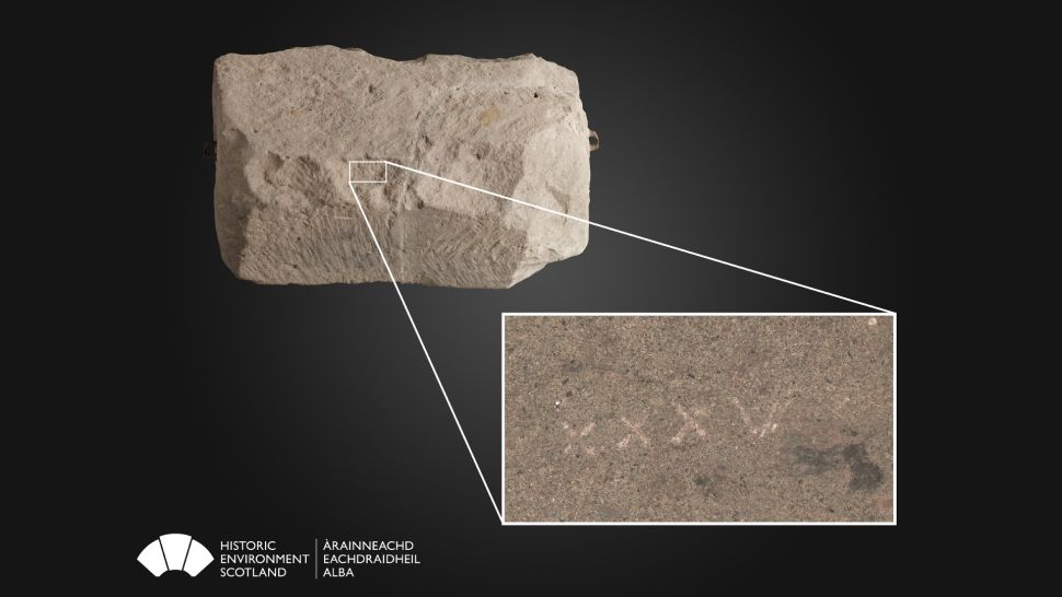 Sulla pietra durante le scansioni sono stati trovati segni che sembrano numeri romani.(Credito immagine: Ambiente storico Scozia)
