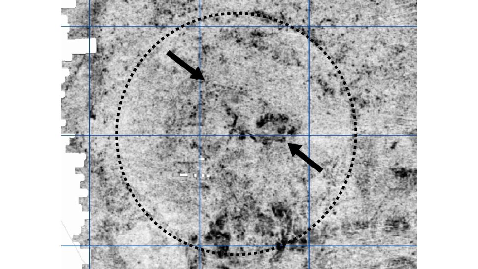 I segnali radar mostrano quella che sembra essere una nave vichinga sepolta vicino al centro del tumulo di Salhushaugen, che si pensava fosse vuoto.(Credito immagine: Museo di Archeologia, Università di Stavanger)