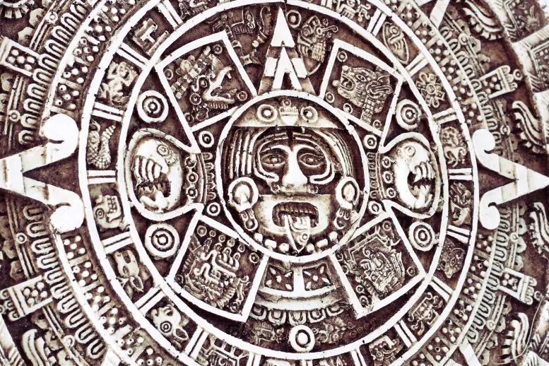 Il mistero di lunga data dell'antico calendario Maya di 819 giorni è stato potenzialmente decifrato dagli antropologi dell'Università di Tulane, che hanno scoperto che il calendario è sincronizzato con i periodi sinodici di tutti i pianeti visibili dalla Terra. In precedenza, si pensava che il calendario si riferisse a quattro cicli di 819 giorni, ma questo non era in linea con i periodi sinodici di Mercurio, Venere, Marte, Giove e Saturno. Invece, i ricercatori hanno scoperto che 20 cicli di 819 giorni, pari a circa 45 anni, si allineano con i periodi sinodici di tutti questi pianeti.
