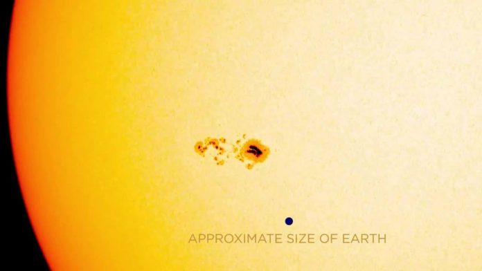 Una macchia solare grande 4 volte la Terra sta attraversando il disco del Sole
