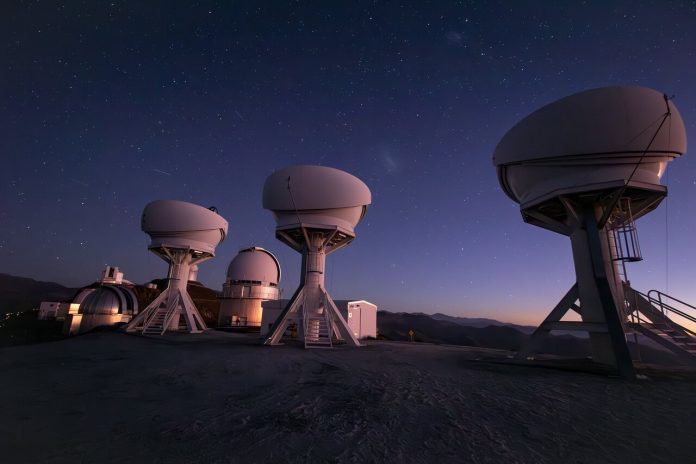 I telescopi BlackGEM all'Osservatorio di La Silla dell'ESO iniziano la caccia alle sorgenti di onde gravitazionali